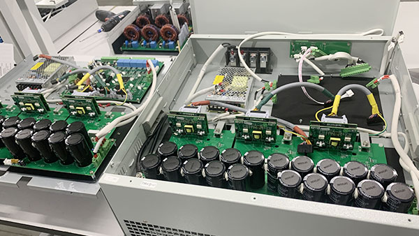 Statik reaktiv güc generatoru bir kondansatörün funksiyası varmı?
